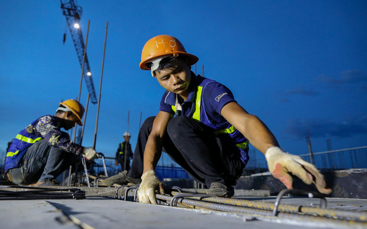 Công nhân làm việc trên công trường xây dựng ở Hà Nội