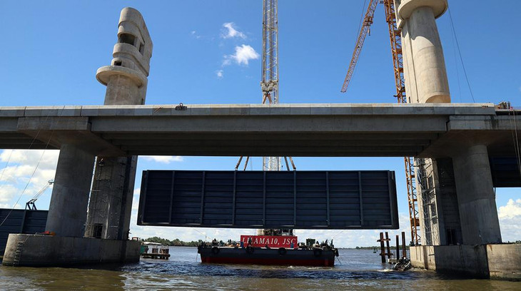 Van cuối cùng lắp tại dự án ngăn mặn trên sông Cái Lớn