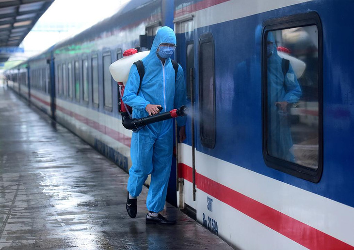 Khử khuẩn đoàn tàu tại ga Hà Nội