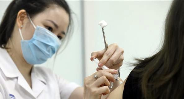 Nhân viên y tế tiêm vaccine Nano Covax phòng Covid-19 cho tình nguyện viên tham gia tiêm thử nghiệm đợt 3 tại Học viện Quân y