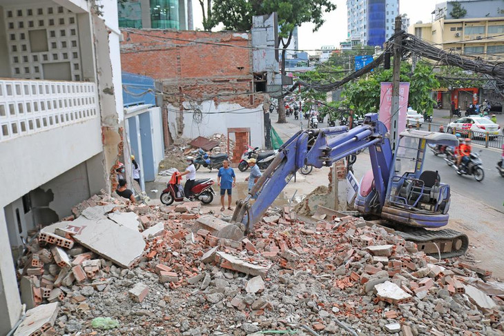 Dãy nhà mặt tiền đường Cách Mạng Tháng Tám (Quận 1) tháo dỡ, lùi sâu để giao mặt bằng xây ga Tao Đàn thuộc tuyến Metro số 2