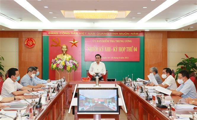 Đồng chí Trần Cẩm Tú, Uỷ viên Bộ Chính trị, Bí thư Trung ương Đảng, Trưởng Ban Kiểm tra Trung ương chủ trì kỳ họp. Ảnh: TTXVN