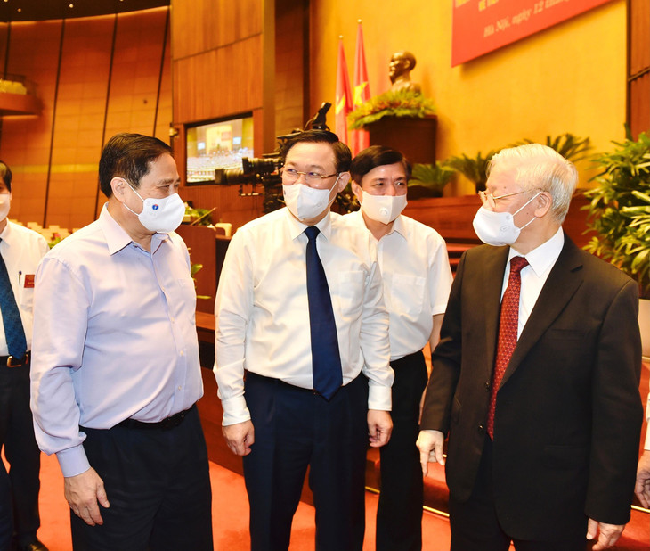 Tổng Bí thư Nguyễn Phú Trọng trao đổi với Thủ tướng Chính phủ Phạm Minh Chính; Chủ tịch Quốc hội Vương Đình Huệ. Ảnh: VGP