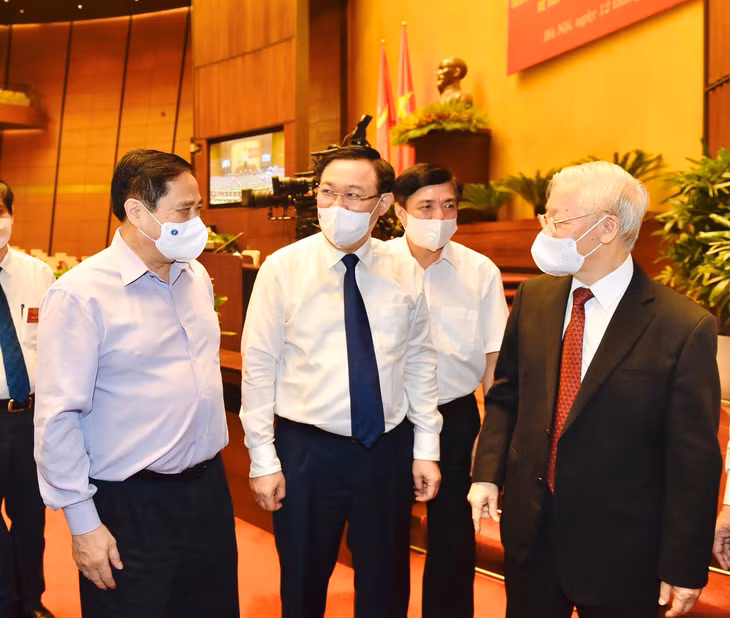 Tổng Bí thư Nguyễn Phú Trọng trao đổi với Thủ tướng Chính phủ Phạm Minh Chính; Chủ tịch Quốc hội Vương Đình Huệ. Ảnh: VGP