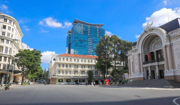 Khu vực trước Nhà hát lớn TP.HCM vắng vẻ thời điểm giãn cách xã hội