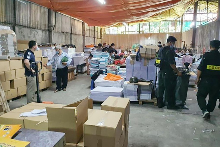 Cảnh sát kiểm tra kho sách