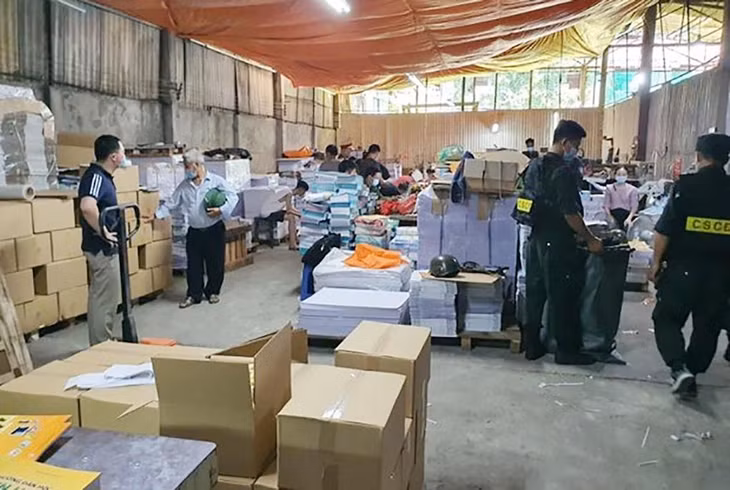 Cảnh sát kiểm tra kho sách