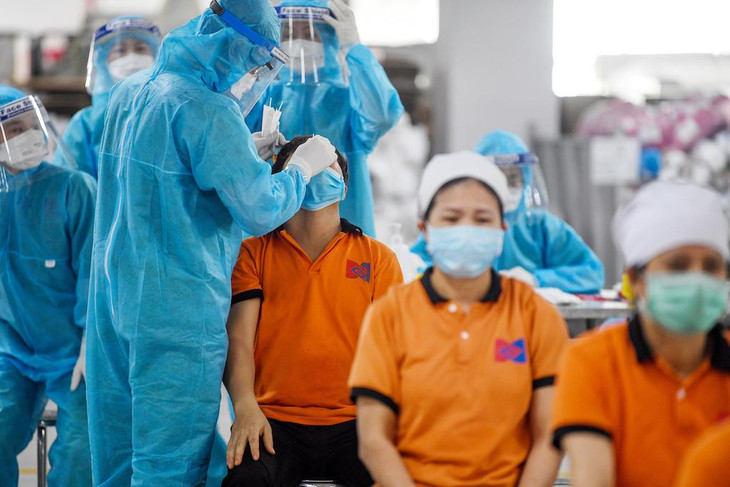 Lấy mẫu xét nghiệm Covid-19 cho công nhân trong khu công nghiệp Bắc Giang