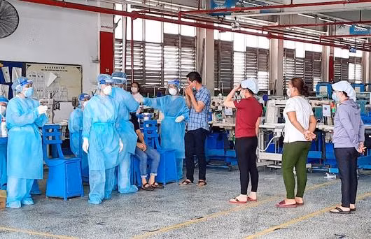 Lực lượng chức năng lấy mẫu xét nghiệm cho công nhân PouYuen