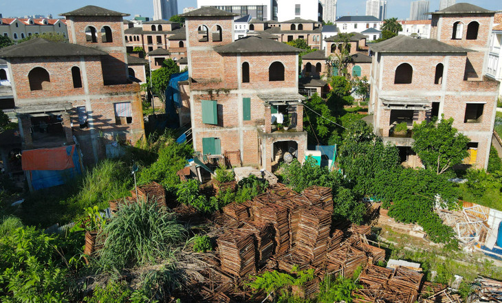 Tuy nhiên, sau hàng chục năm triển khai, nhiều dãy biệt thự, nhà biệt thự liền kề tại dự án Khu đô thị Nam An Khánh lại bị bỏ mặc, xuống cấp theo thời gian.