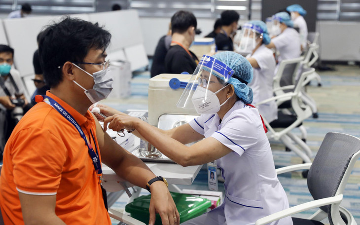 Hơn 30 nhân viên y tế của các bệnh viện ở TP.HCM có mặt từ sớm để thực hiện công việc