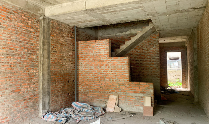 Các nhà liền kề có diện tích dao động 100 - 114 m2, mật độ xây dựng 75%, cao 3,5 tầng. Nhà biệt thự đơn lập và song lập có diện tích phổ biến từ 280 đến hơn 300 m2, mật độ xây dựng từ 35% (biệt thự song lập) đến 45% (biệt thự đơn lập), cao 2,5 tầng (biệt thự song lập) và 3,5 tầng (biệt thự đơn lập). Giá bán tại thời điểm mở bán đợt 1 (cách đây 6 - 7 năm) khoảng 30 - 40 triệu đồng/m2 (giá bán bao gồm xây thô, thuế, và hoàn thiện mặt ngoài).