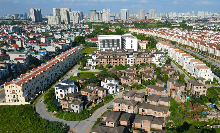 Nằm trong Khu đô thị Nam An Khánh - Sudico, khu biệt thự thấp tầng được xây thô xong từ lâu nhưng đến nay mới chỉ có lác đác 4-5 căn được chủ nhân hoàn thiện để vào ở.