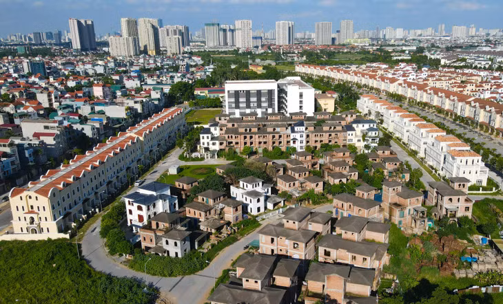 Nằm trong Khu đô thị Nam An Khánh - Sudico, khu biệt thự thấp tầng được xây thô xong từ lâu nhưng đến nay mới chỉ có lác đác 4-5 căn được chủ nhân hoàn thiện để vào ở.