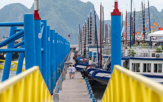 Dù được mở cửa hoạt động trở lại, tàu tham quan vịnh Hạ Long trong 2 ngày cuối tuần vẫn trong tình trạng vắng vẻ không bóng khách