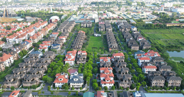 Khu nhà ở biệt thự Hoa Phượng nằm ở Nam An Khánh (Hoài Đức, Hà Nội) được xây dựng với 100% sản phẩm là biệt thự nhà vườn, song lập. Tổng diện tích của khu biệt thự là 84.499 m2 với quy mô 147 căn 3 tầng.