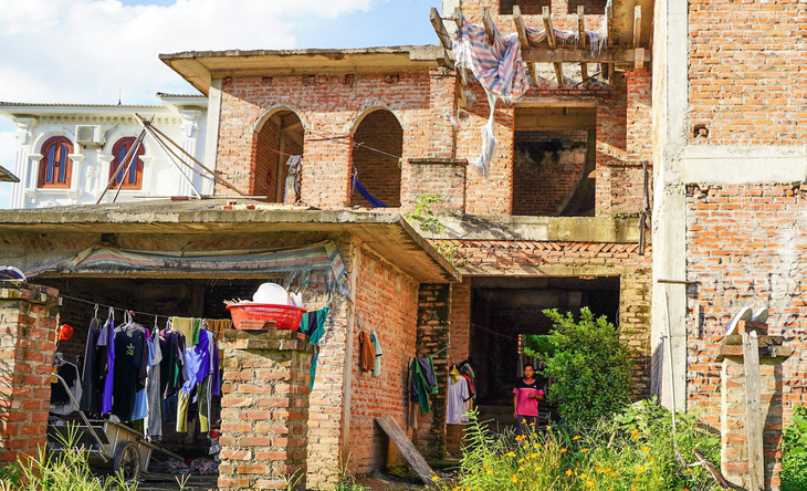 Nhiều căn bỏ hoang đã trở thành nơi ở của các công nhân xây dựng trong khu đô thị. Công nhân lấy vải bạt che cửa, xây tạm bể nước sinh hoạt, phơi quần áo ngay cửa ra vào...