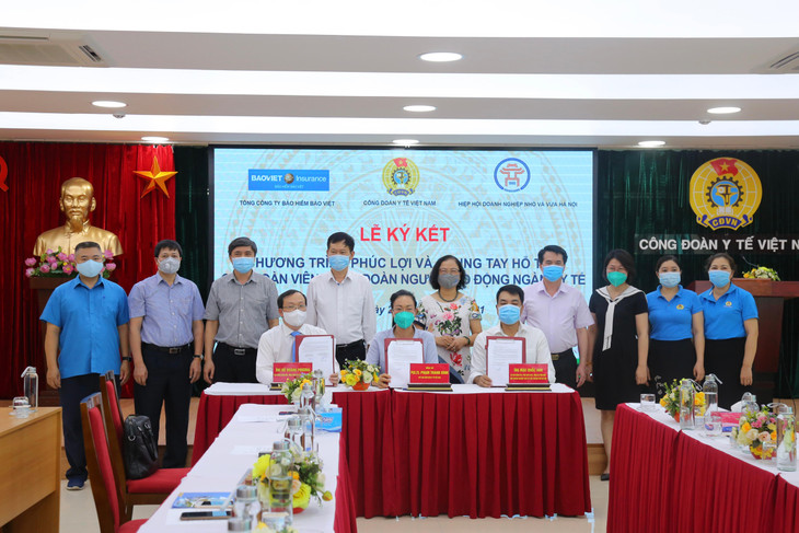 Lãnh đạo Tổng công ty Bảo hiểm Bảo Việt, Chủ tịch Công đoàn Y tế Việt Nam và Phó Chủ tịch, kiêm Tổng thư ký Hiệp hội doanh nghiệp nhỏ và vừa TP.Hà Nội ký kết chương trình phúc lợi, chung tay hỗ trợ cho đoàn viên công đoàn và người lao động ngành Y tế Lãnh đạo Tổng công ty Bảo hiểm Bảo Việt, Chủ tịch Công đoàn Y tế Việt Nam và Phó Chủ tịch, kiêm Tổng thư ký Hiệp hội doanh nghiệp nhỏ và vừa TP.Hà Nội ký kết chương trình phúc lợi, chung tay hỗ trợ cho đoàn viên công đoàn và người lao động ngành Y tế