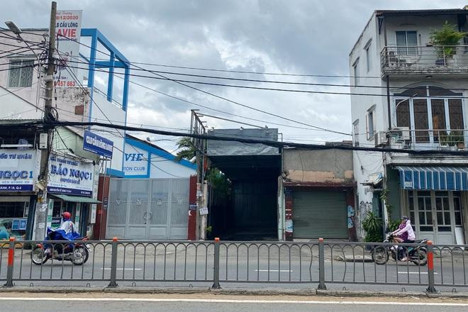 Dự án đầu tư xây dựng khách sạn cao cấp tại 458 Nguyễn Tất Thành (Quận 4) do Tổng công ty Địa ốc Sài Gòn TNHH MTV làm chủ đầu tư với diện tích gần 6.000m2. Đất do Nhà nước quản lý và giao cho doanh nghiệp này làm kho bãi cho thuê để kinh doanh từ năm 1998 với thời hạn 50 năm. Dự án đầu tư xây dựng khách sạn cao cấp tại 458 Nguyễn Tất Thành (Quận 4) do Tổng công ty Địa ốc Sài Gòn TNHH MTV làm chủ đầu tư với diện tích gần 6.000m2. Đất do Nhà nước quản lý và giao cho doanh nghiệp này làm kho bãi cho thuê để kinh doanh từ năm 1998 với thời hạn 50 năm.