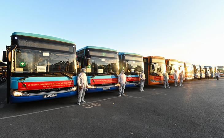 Sáng 15/6, Hà Nội đón gần 300 người về từ tâm dịch Bắc Giang Sáng 15/6, Hà Nội đón gần 300 người về từ tâm dịch Bắc Giang