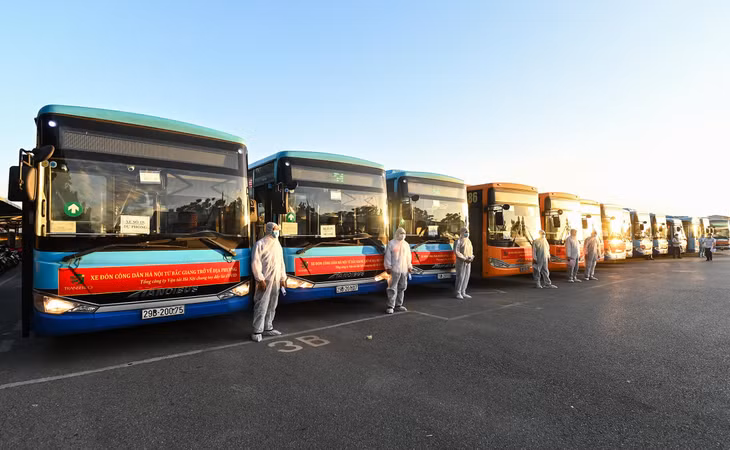 Sáng 15/6, Hà Nội đón gần 300 người về từ tâm dịch Bắc Giang