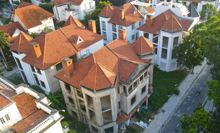 Những căn biệt thự có thiết kế đẹp mắt với diện tích hơn 300 m2 từng có giá tới gần 1 triệu USD những năm sốt đất đỉnh điểm 2008 nhưng hiện nay nhiều căn vẫn bỏ hoang.