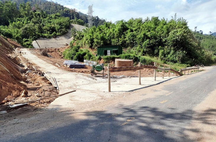 Một tuyến đường từ Quốc lộ 40B được mở để thi công trụ điện