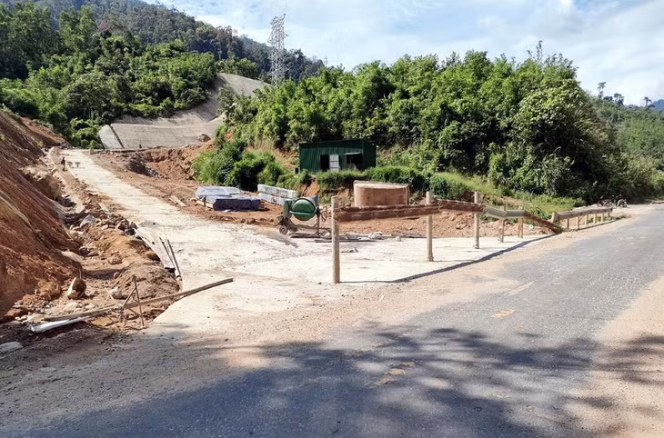 Một tuyến đường từ Quốc lộ 40B được mở để thi công trụ điện