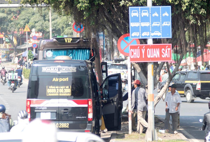 Ô tô trả khách trên đường Điện Biên Phủ, quận Bình Thạnh ở nơi cấm