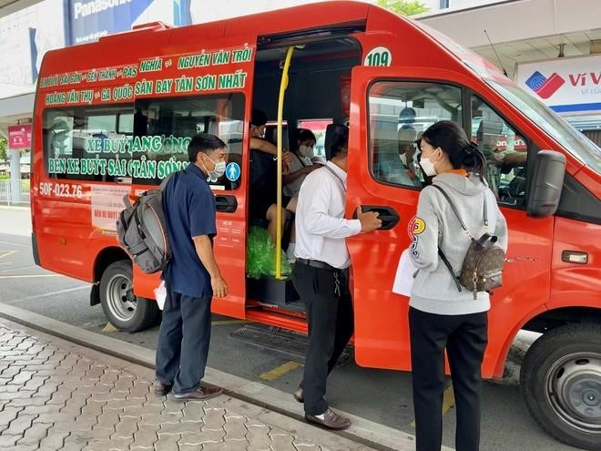 Xe buýt 109 đón khách tại sân bay Tân Sơn Nhất.