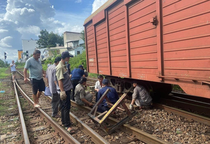 Tàu hàng trật bánh tại Nha Trang khiến đường sắt Bắc - Nam tê liệt nhiều giờ.