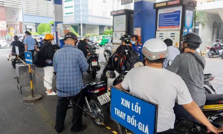 Từ 15h ngày 11/11, giá xăng RON 95-III tăng lên 23.860 đồng/lít