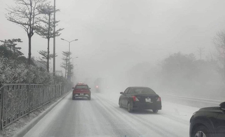 Bột đá rơi vãi phủ trắng đường quốc lộ, sáng 15/11