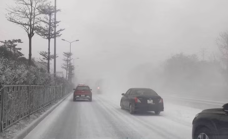 Bột đá rơi vãi phủ trắng đường quốc lộ, sáng 15/11