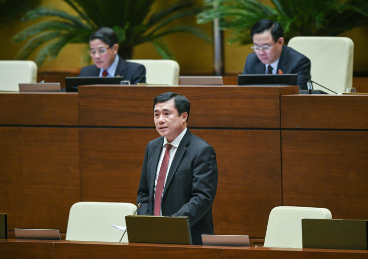 Thứ trưởng Bộ Công thương Nguyễn Sinh Nhật Tân phát biểu giải trình, làm rõ một số vấn đề đại biểu Quốc hội nêu. Thứ trưởng Bộ Công thương Nguyễn Sinh Nhật Tân phát biểu giải trình, làm rõ một số vấn đề đại biểu Quốc hội nêu.