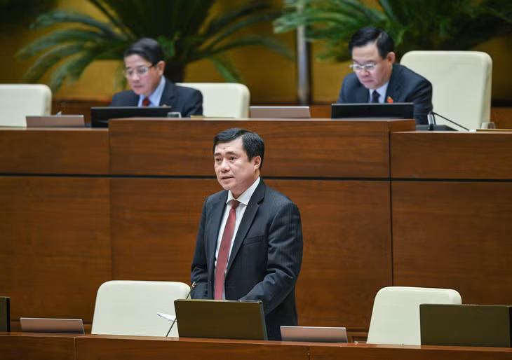 Thứ trưởng Bộ Công thương Nguyễn Sinh Nhật Tân phát biểu giải trình, làm rõ một số vấn đề đại biểu Quốc hội nêu.