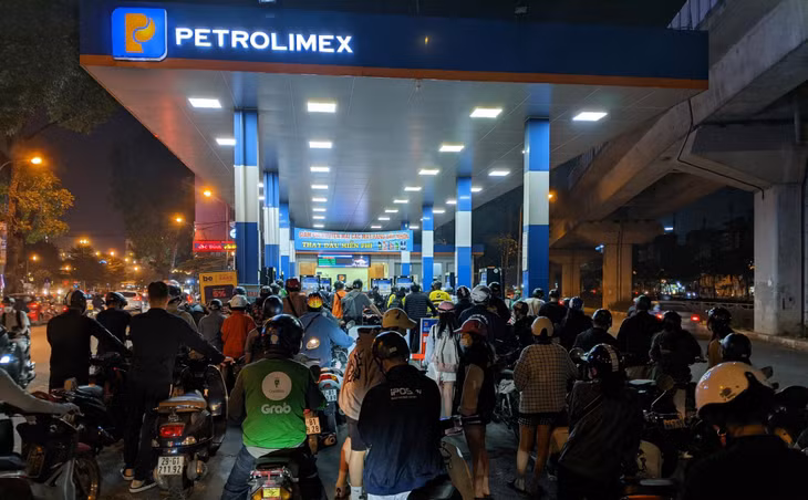 Bộ Công Thương cần chỉ đạo ngay các thương nhân đầu mối kinh doanh xăng dầu cung cấp đầy đủ xăng dầu cho thị trường trong nước, bảo đảm tuyệt đối không để thiếu hụt, đứt gãy nguồn cung xăng dầu trong mọi tình huống. Ảnh: Internet