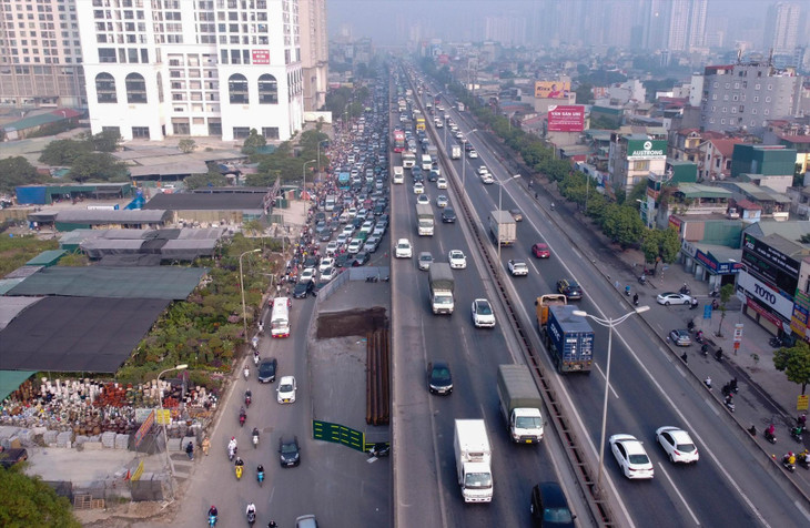 Lô cốt thi công chiếm 2/3 mặt đường Nguyễn Xiển Lô cốt thi công chiếm 2/3 mặt đường Nguyễn Xiển