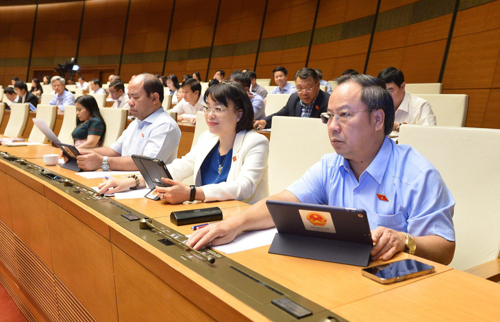 Đại biểu Quốc hội bấm nút biểu quyết thông qua Nghị quyết về dự toán ngân sách nhà nước năm 2023 Đại biểu Quốc hội bấm nút biểu quyết thông qua Nghị quyết về dự toán ngân sách nhà nước năm 2023