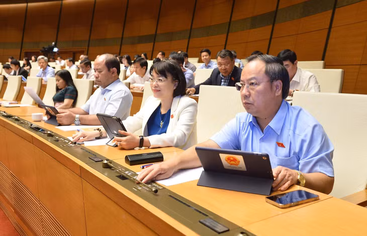 Đại biểu Quốc hội bấm nút biểu quyết thông qua Nghị quyết về dự toán ngân sách nhà nước năm 2023