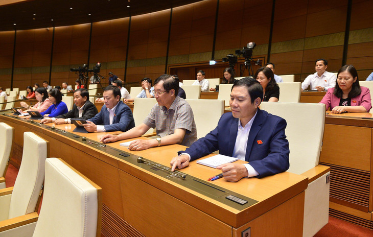 Đại biểu Quốc hội biểu quyết thông qua dự án Luật