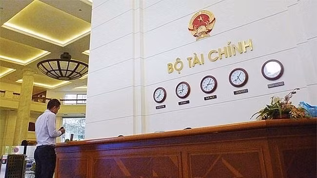 Bộ Tài chính lưu ý nhà đầu tư, “cần cẩn trọng để phân tích các trái phiếu để có quyết định phù hợp, không nghe tin đồn”. Ảnh minh họa: Tường Lâm