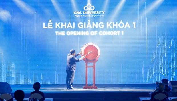 Tại sự kiện, Bộ trưởng Nguyễn Chí Dũng đã đánh trống khai giảng Khoá 1 của Trường Đại học CMC.