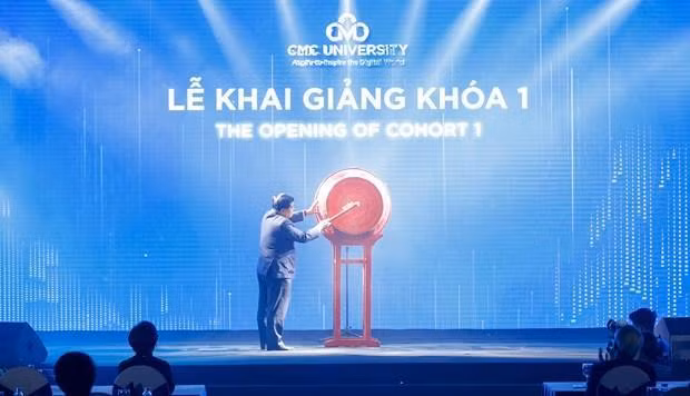 Tại sự kiện, Bộ trưởng Nguyễn Chí Dũng đã đánh trống khai giảng Khoá 1 của Trường Đại học CMC.