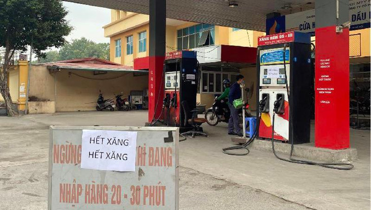 Thời gian gần đây xuất hiện khá nhiều cây xăng treo biển ngừng bán hàng vì hết xăng dầu. Ảnh: Internet