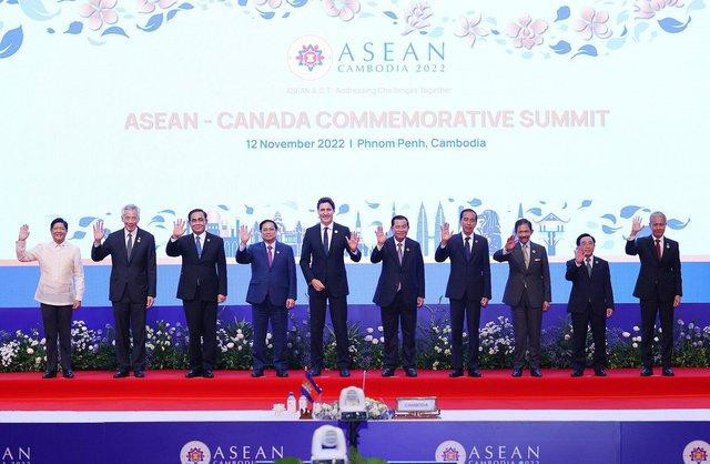 Lãnh đạo các nước ASEAN và Thủ tướng Canada Justin Trudeau nhất trí triển khai đàm phán Hiệp định Thương mại tự do ASEAN - Canada - Ảnh: VGP