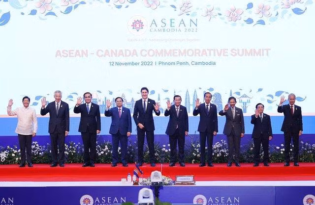 Lãnh đạo các nước ASEAN và Thủ tướng Canada Justin Trudeau nhất trí triển khai đàm phán Hiệp định Thương mại tự do ASEAN - Canada - Ảnh: VGP
