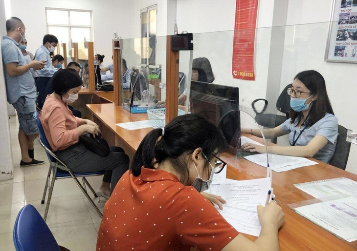 Người lao động đến làm thủ tục hưởng trợ cấp thất nghiệp tại Trung tâm Dịch vụ việc làm Hà Nội Người lao động đến làm thủ tục hưởng trợ cấp thất nghiệp tại Trung tâm Dịch vụ việc làm Hà Nội