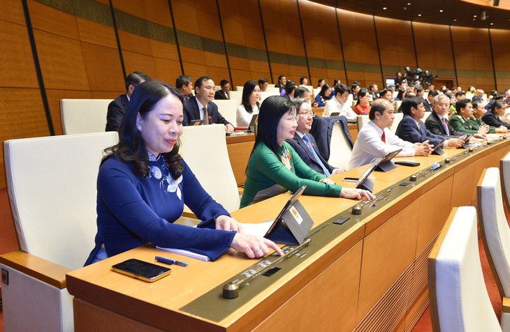 Đại biểu Quốc hội ấn nút biểu quyết thông qua Nghị quyết về thí điểm đấu giá biển số xe ô tô