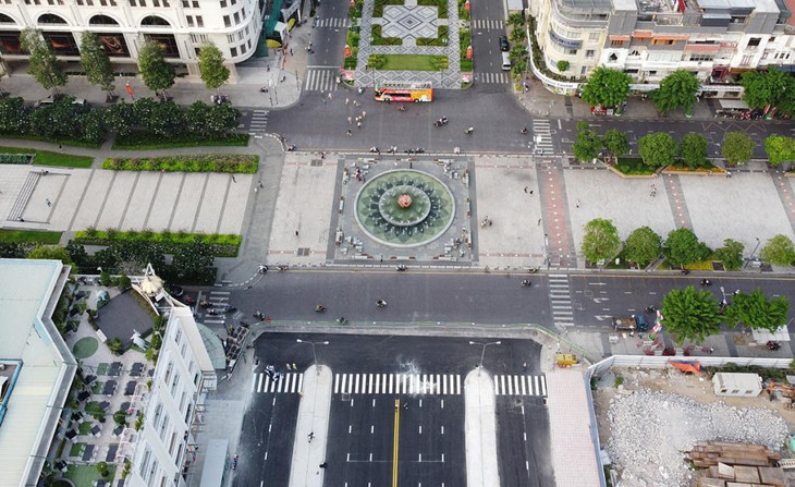 Ngã tư Nguyễn Huệ - Lê Lợi (vị trí vòng xoay Cây Liễu khi xưa) giờ là đài phun nước.